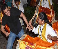 Salman’s scintillating dance during Ganesh immersion Procession