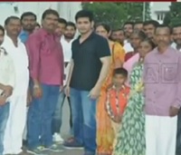 Siddapuram Villagers meets Mahesh babu in Brahmotsavam Shooting