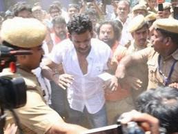 Nadigar Sangam Election- Vishal allegedly attacked inside police booth