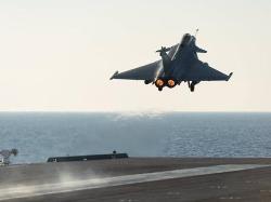 Hollande to visit aircraft carrier off Syrian coast