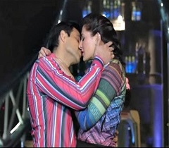 Nargis Upset With Azhar Intentional Kissing