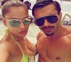 Selfie: Hottest Couple in Swimwear
