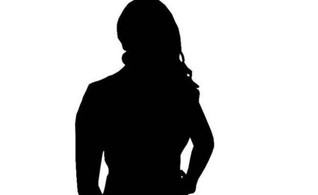 Hot Actress gives shock to NRI with her Act
